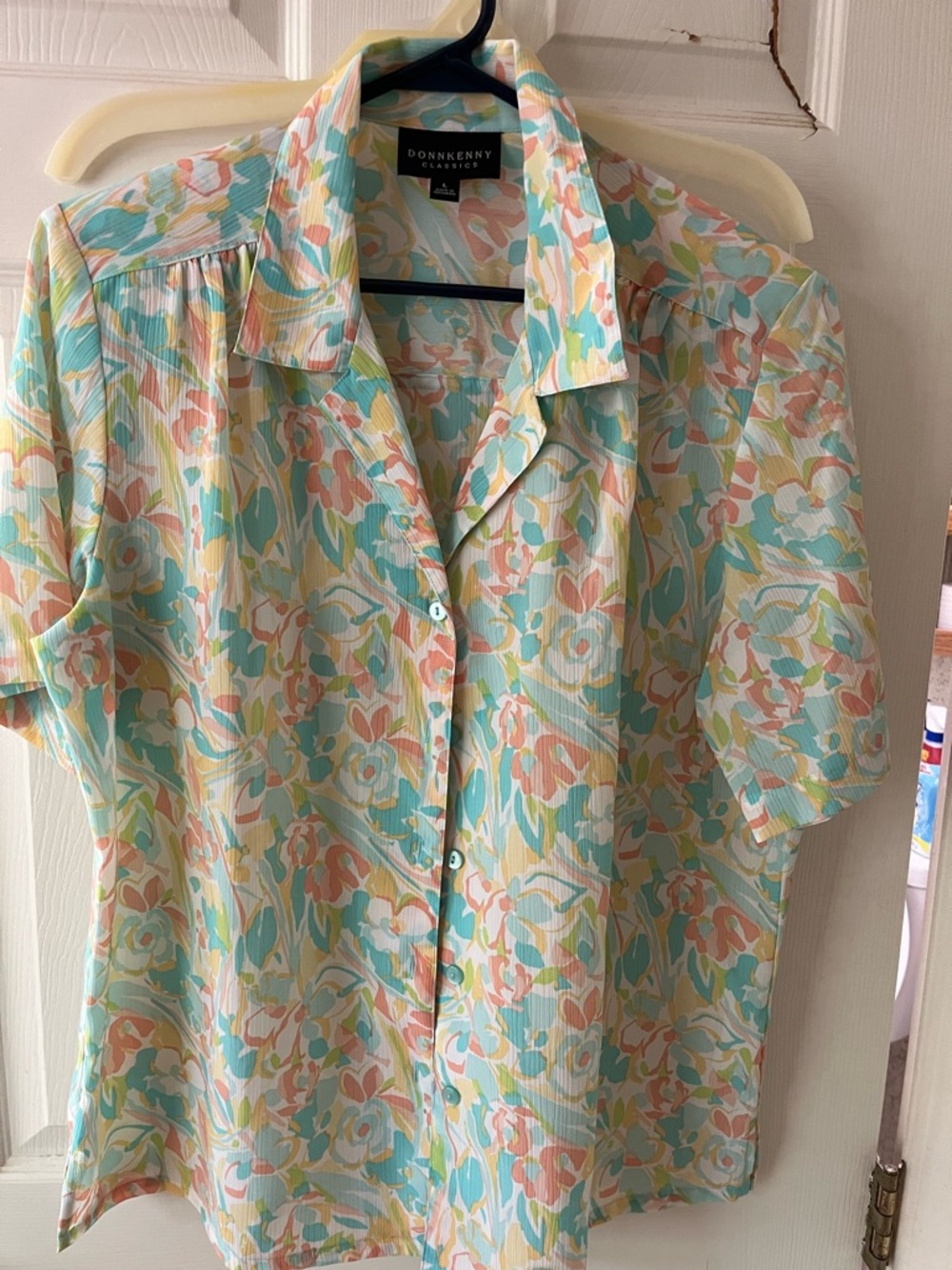 Donnkenny Floral Button Front Blouse in Mint, Peach & Cream. Large
